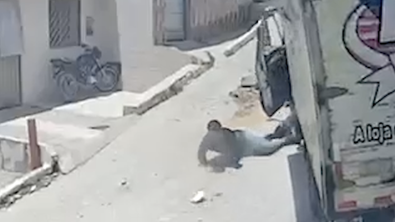 Caminhão despenca na ladeira