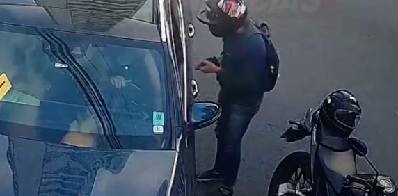 VÍDEO: Criminoso causa batida para assaltar motorista em Jaboatão