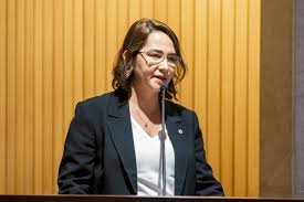 JUSTIÇA DERRUBA MANOBRA E RECOLOCA DÉBORA ALMEIDA NA LIDERANÇA DO PSDB NA ALEPE