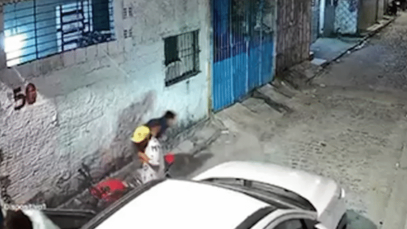 HOMEM É EXECUTADO A TIROS NA FRENTE DA MÃE EM SANTO AMARO, NO RECIFE