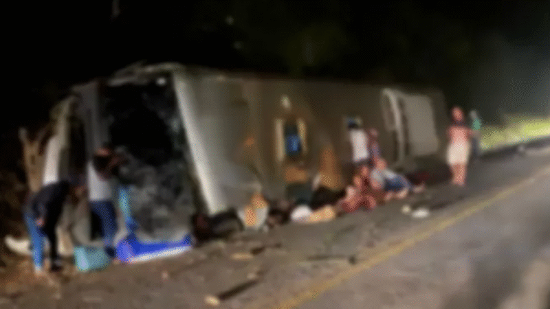 🚌💥 TRAGÉDIA NA BR-423: ÔNIBUS PERDE FREIO, INVADE CONTRAMÃO E TOMB A NO AGRESTE DE PE; 15 MORREM E 17 FICAM FERIDOS