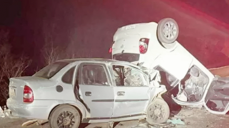 TRAGÉDIA NA BR-232: COLISÃO FRONTAL MATA TRÊS PESSOAS E DEIXA UM FERIDO NO SERTÃO DE PERNAMBUCO