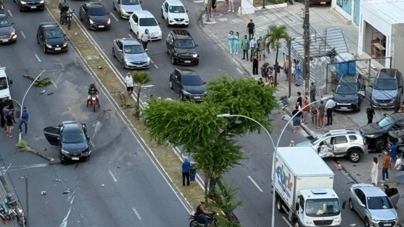 🚗💥 Acidente com quatro carros deixa cinco feridos em Boa Viagem; veículo capotou na Domingos Ferreira