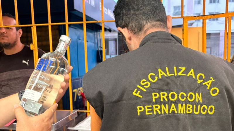 🚨 Metanol: Procon-PE apreende bebidas adulteradas e notifica 23 estabelecimentos em Pernambuco