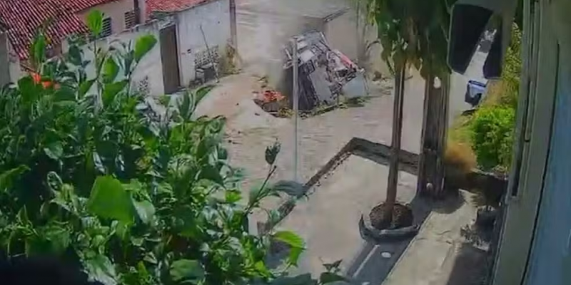 CAMINHÃO DA NEOENERGIA DESCE LADEIRA DESESPERADO E ATINGE CASA EM OLINDA; MOTORISTA FICA FERIDO