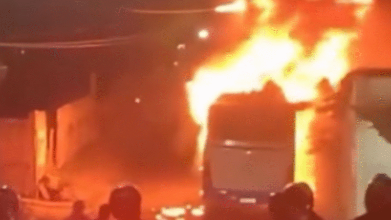 🔥 ÔNIBUS EXPLODE EM CHAMAS EM PAULISTA E FOGO ATINGE TRÊS CASAS