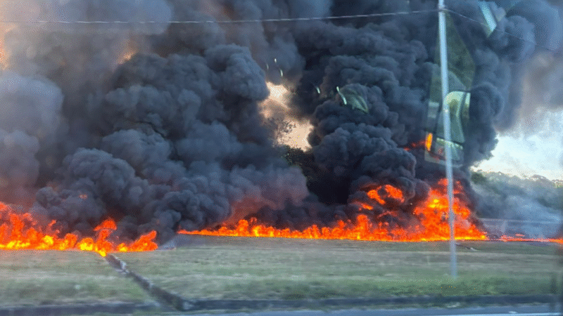 🔥 Motorista morre carbonizado após carreta de combustível tombar e explodir na Rota do Atlântico, no Cabo