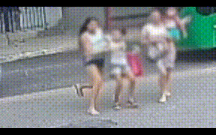 🔴 VÍDEO CHOCANTE: MULHERES, BEBÊ E CRIANÇAS SÃO ATROPELADOS POR MOTO AO ATRAVESSAR AVENIDA EM CAMARAGIBE