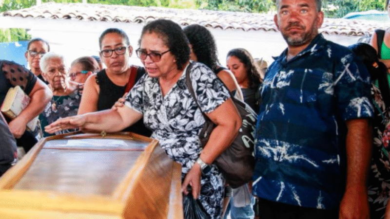 “NÃO DOEU POUCO, DOEU MUITO”: RECIFE SE DESPEDE DE MULHER E QUATRO FILHOS MORTOS EM INCÊNDIO CRIMINOSO