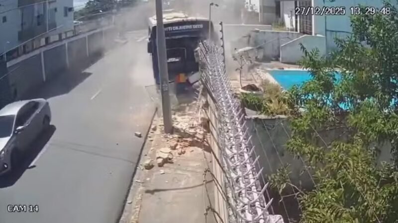 🚨 Tentativa de assalto termina com ônibus contra muro em Boa Viagem