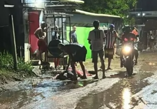 Dupla em moto mata homem a tiros em plena via pública no bairro Mirueira