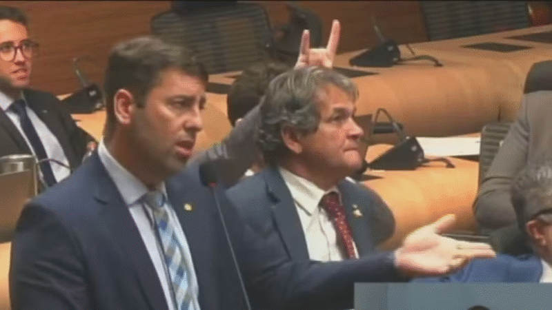 🔴 VEREADOR DO RECIFE DENUNCIA COLEGA POR AMEAÇA DE MORTE APÓS POLÊMICA DO “GESTO DE CHIFRE”