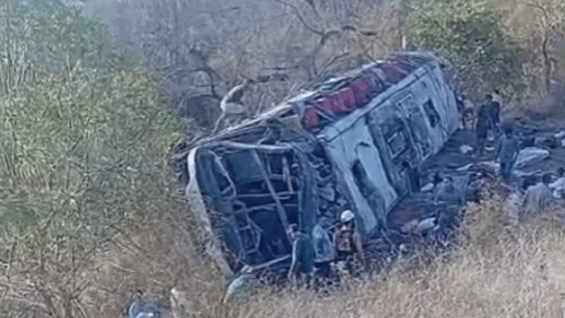 Tragédia no Sertão: ônibus com romeiros capota em curva da morte e deixa 15 mortos em Alagoas