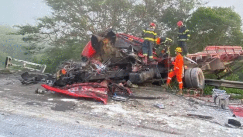TRAGÉDIA NA BR-232: COLISÃO FRONTAL ENTRE CAMINHÕES DEIXA DOIS MOTORISTAS MORTOS EM BELO JARDIM