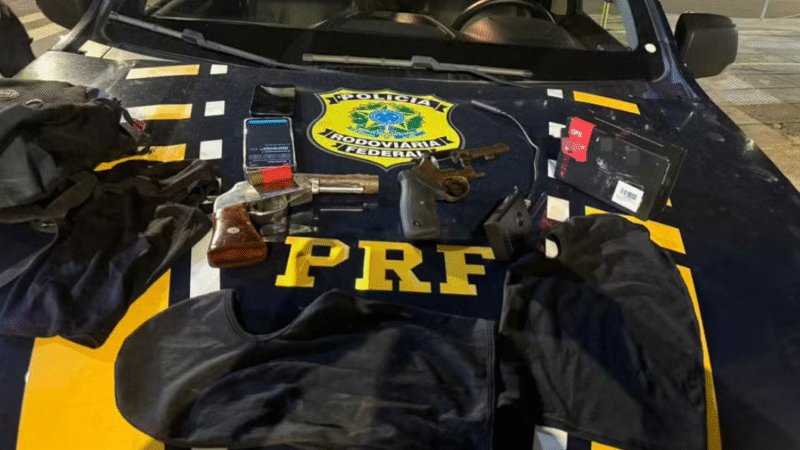 Flagrados em bairro nobre: PRF intercepta quadrilha armada com toucas ninja e rastreador de GPS em Boa Viagem — um foragido ainda está solto