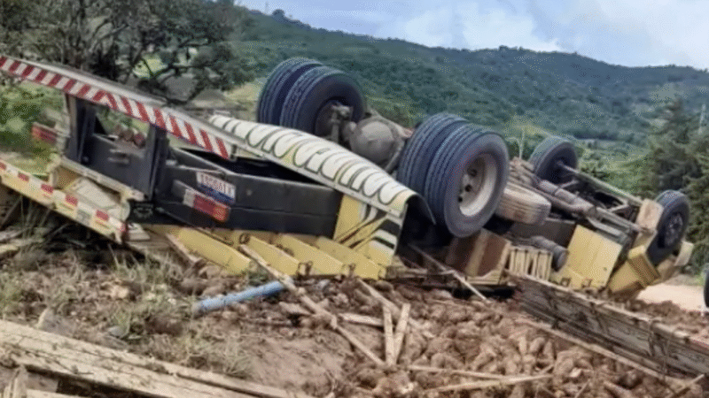 Caminhão capota na zona rural de Gravatá e motorista morre preso às ferragens