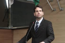 VEREADOR DO RECIFE É INDICIADO APÓS FAZER GESTO DE “CHIFRE” EM COLEGA DURANTE SESSÃO