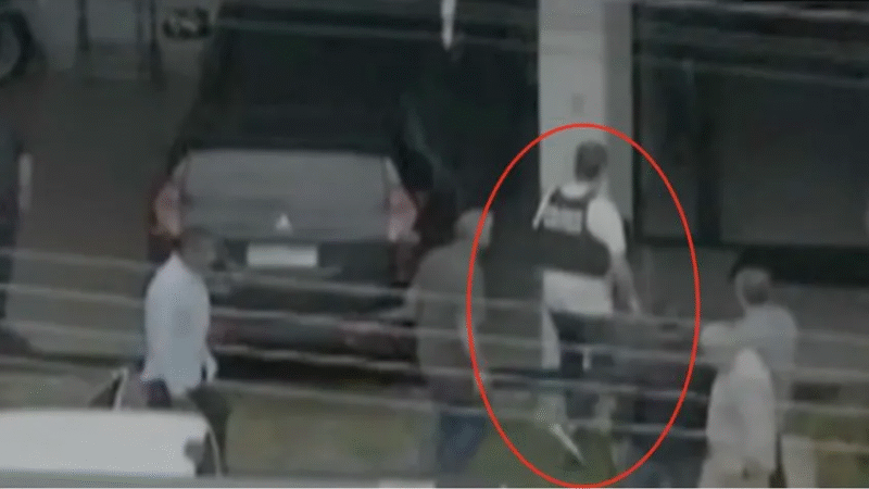 Bolsonaro chega em casa e inicia prisão domiciliar de 90 dias após alta hospitalar