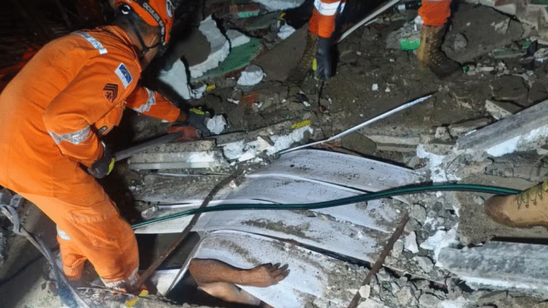 🚨 Prédio de três andares desaba em Olinda e idoso é retirado com vida dos escombros