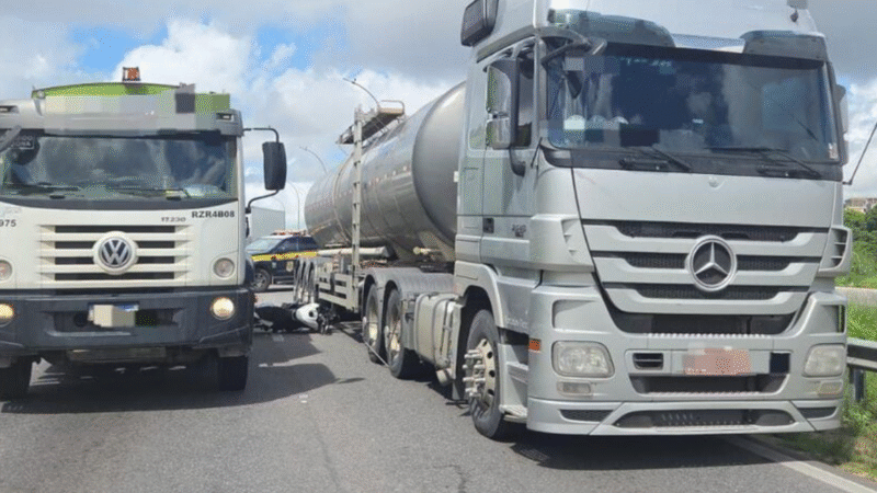 🚨 TRAGÉDIA NA BR-101: MOTOCICLISTA MORRE APÓS COLIDIR ENTRE CAMINHÕES E SER ATROPELADO NO RECIFE