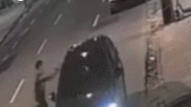 VÍDEO: PM DE FOLGA REAGE A ASSALTO, ATIRA E MATA SUSPEITO EM BOA VIAGEM, NO RECIFE