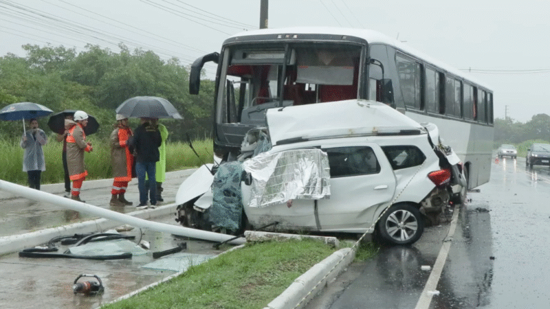 🚨 Tragédia na PE-09: colisão entre carro e ônibus deixa dois mortos a caminho de Porto de Galinhas