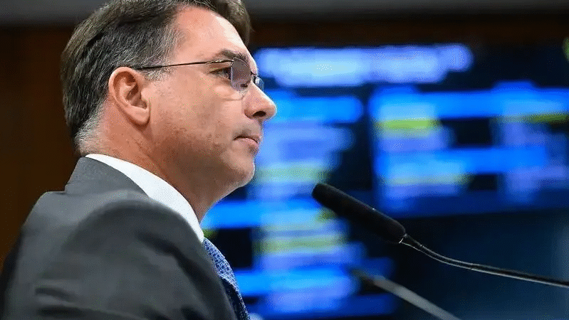🚨 Moraes manda PF investigar Flávio Bolsonaro por suposta calúnia contra Lula