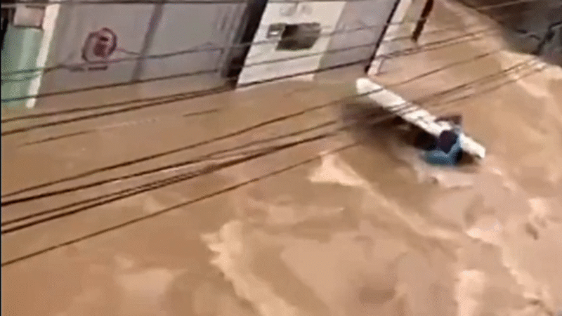 🚨 Homem é arrastado por correnteza durante enchente no Grande Recife; vídeo impressiona