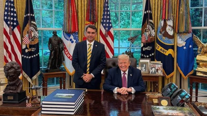 FLÁVIO BOLSONARO ENTREGA RECADO DE JAIR A TRUMP E GARANTE FOTO NA CASA BRANCA APÓS HORAS DE TENSÃO NOS EUA
