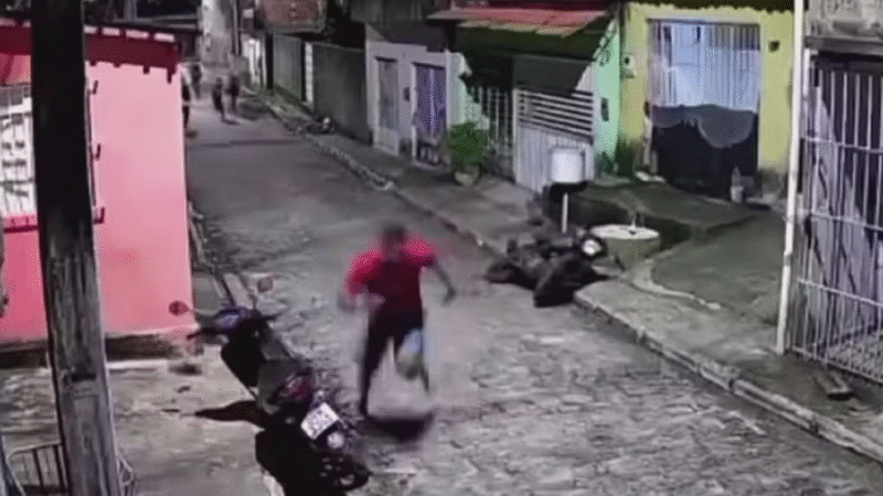 Grupo armado invade rua atirando, baleia jovem e foge com moto em Goiana; VÍDEO