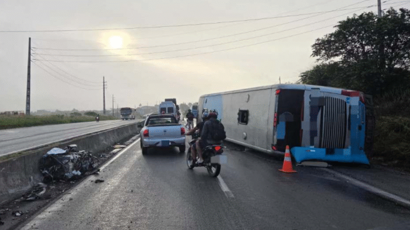 Ônibus tomba na BR-232 em Caruaru e deixa 16 pessoas feridas durante a madrugada