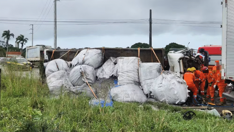 Tragédia na BR-101: motorista morre preso às ferragens após caminhão atingir carreta parada; filho fica ferido