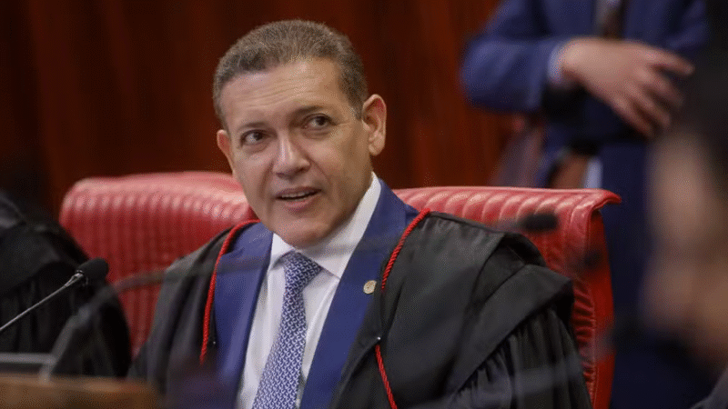 Decisão de Nunes Marques sobre pesquisa de Flávio Bolsonaro acende alerta em institutos e gera debate sobre liberdade de análise eleitoral