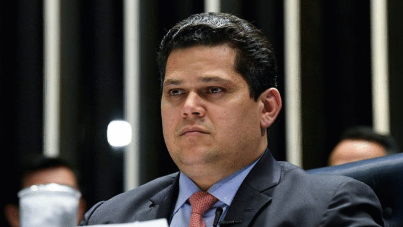 VEJA AFIRMA QUE VORCARO REPASSOU US$ 30 MILHÕES A ALCOLUMBRE; PRESIDENTE DO SENADO NEGA E FALA EM “ACUSAÇÃO FALSA”