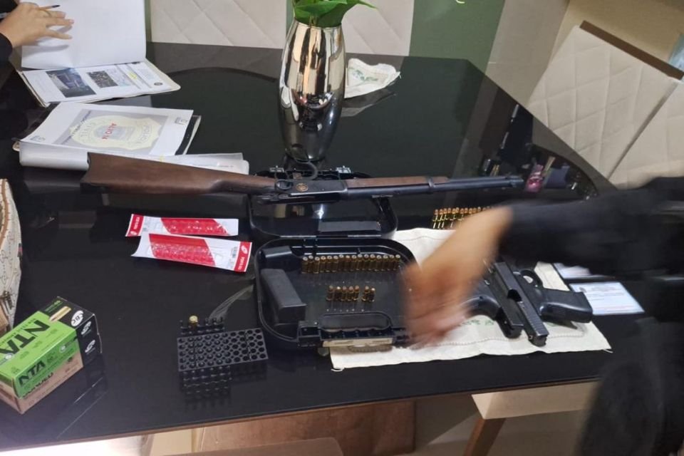 Polícia apreende armas, munições e celulares durante operação em Pernambuco.