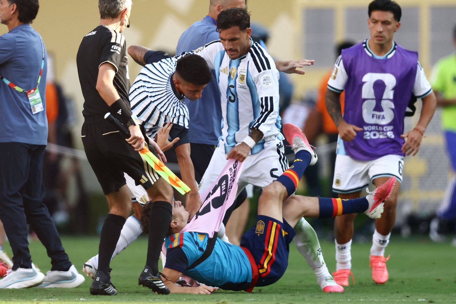 Leandro Paredes durante confusão após a final da Copa do Mundo