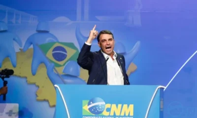 Flávio Bolsonaro durante agenda política em 2026