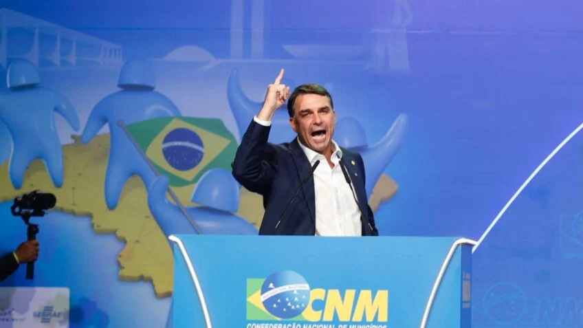 Flávio Bolsonaro durante agenda política em 2026