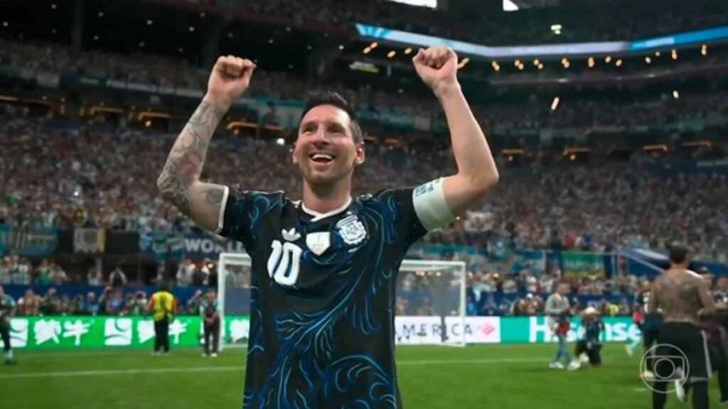 Lionel Messi celebra com a camisa da seleção argentina antes de anunciar sua despedida da Albiceleste.