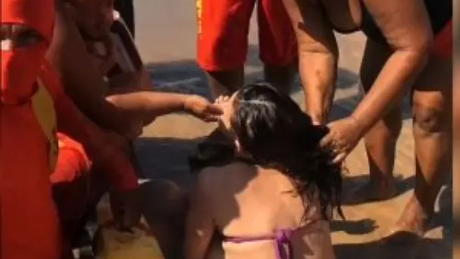 Atendimento à vítima na Praia do Quartel, em Olinda