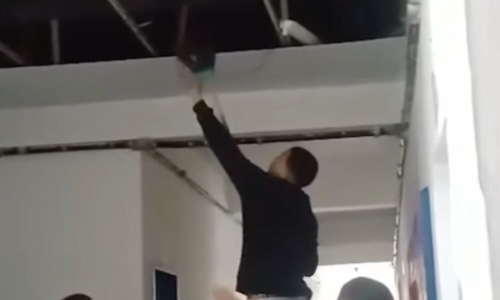 Forro de PVC caído em escola estadual no Recife