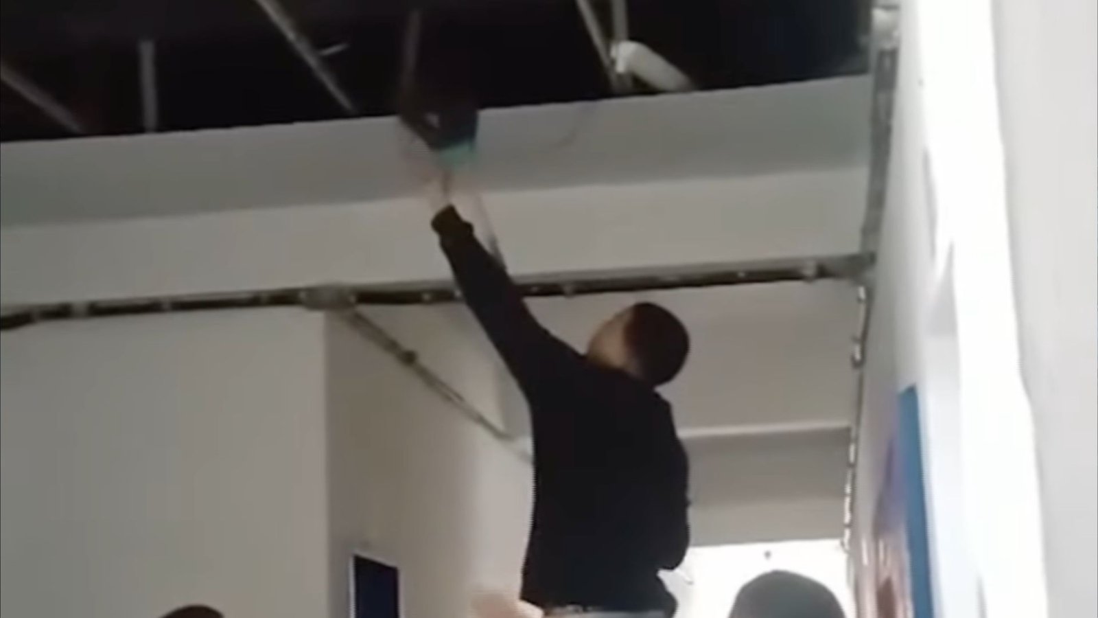 Forro de PVC caído em escola estadual no Recife