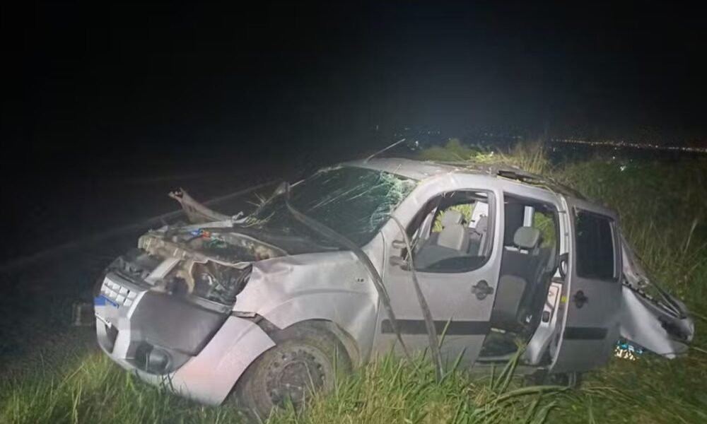 Veículo destruído após capotamento na BR-104, em Agrestina.
