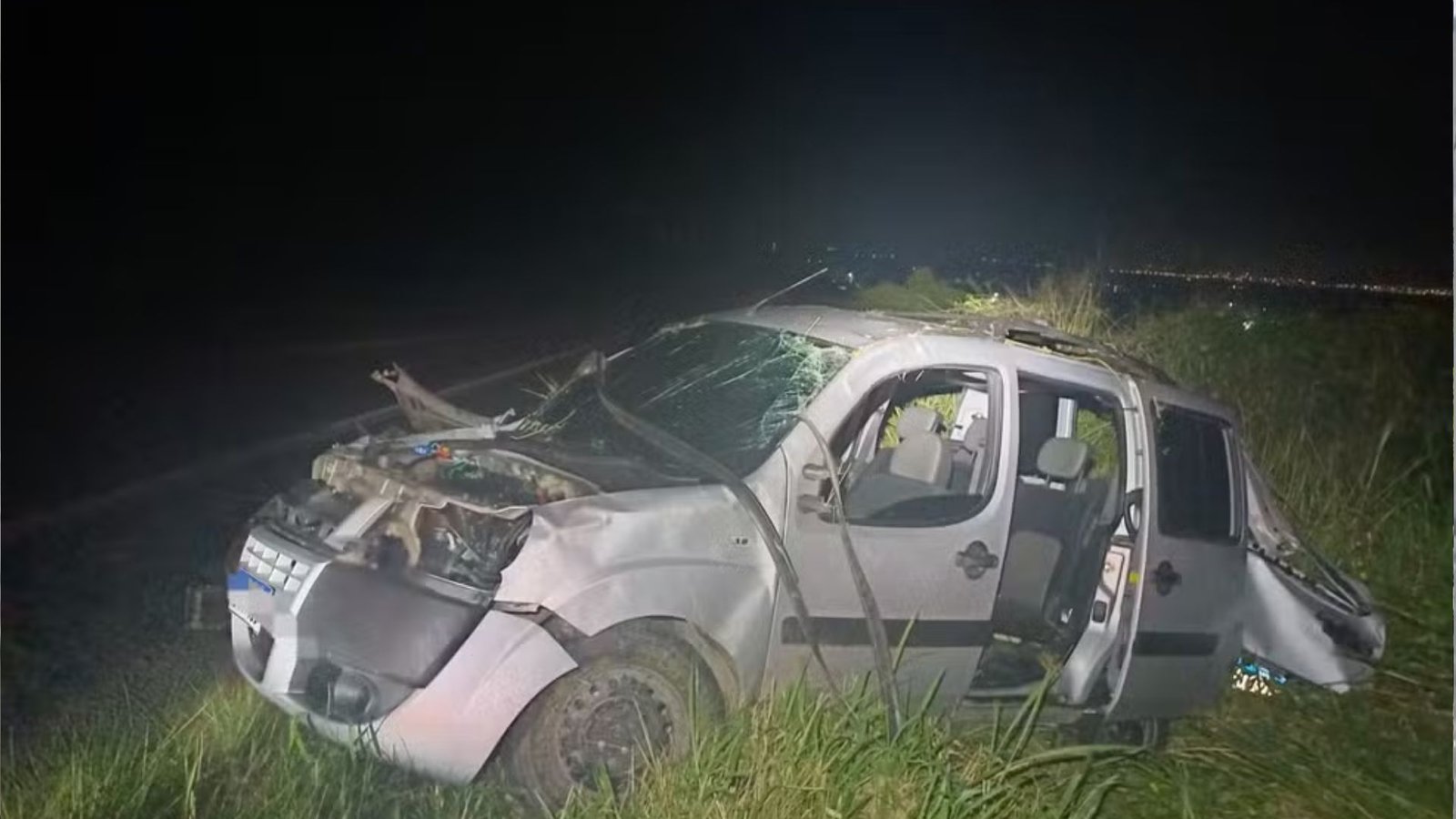 Veículo destruído após capotamento na BR-104, em Agrestina.