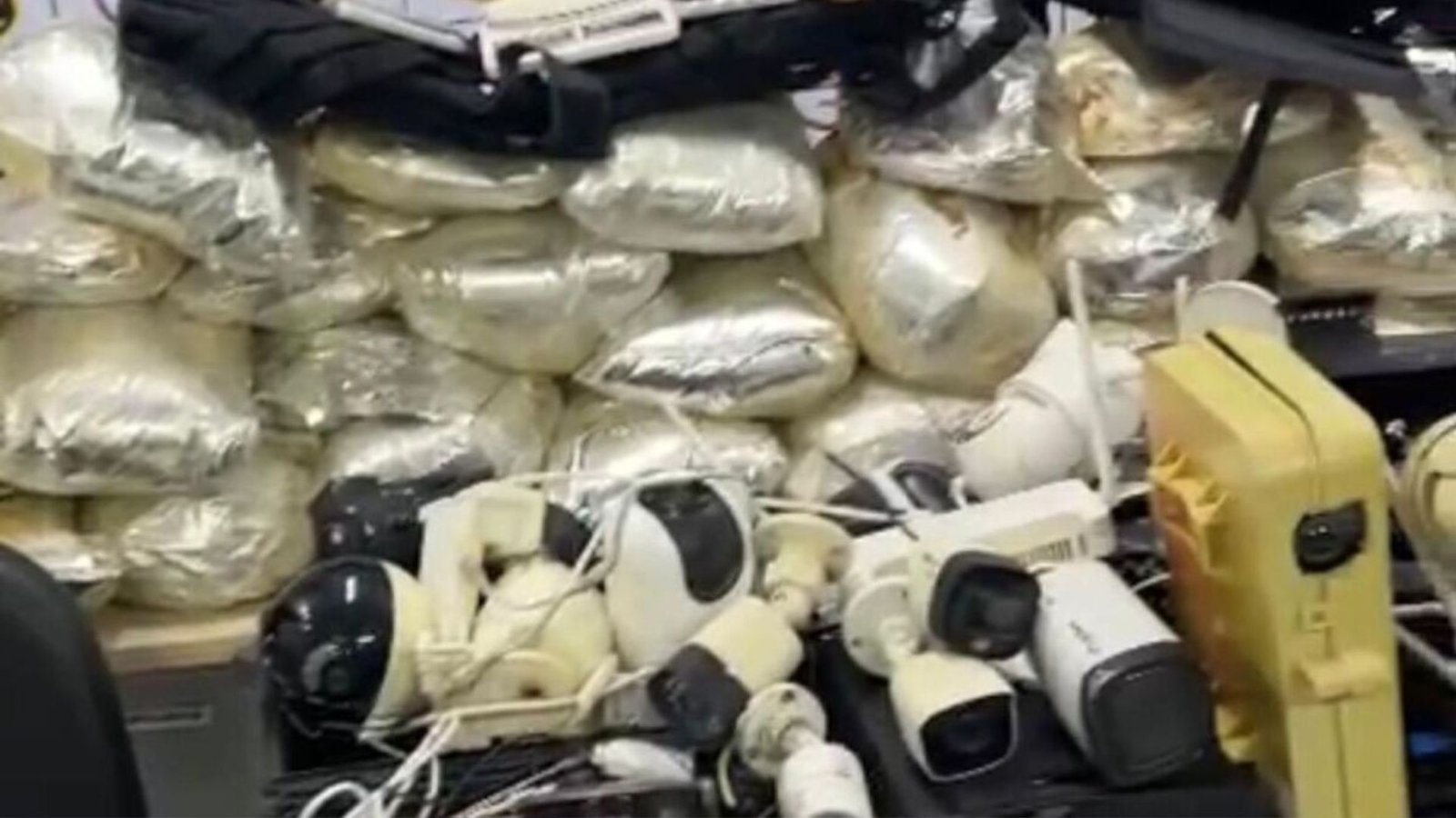 Câmeras e drogas apreendidas pela PM durante a Operação Ponto Cego no Recife