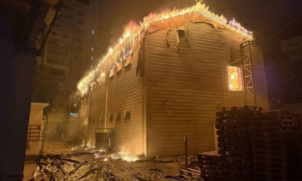 Bombeiro em prédio de Kiev atingido durante ataque russo