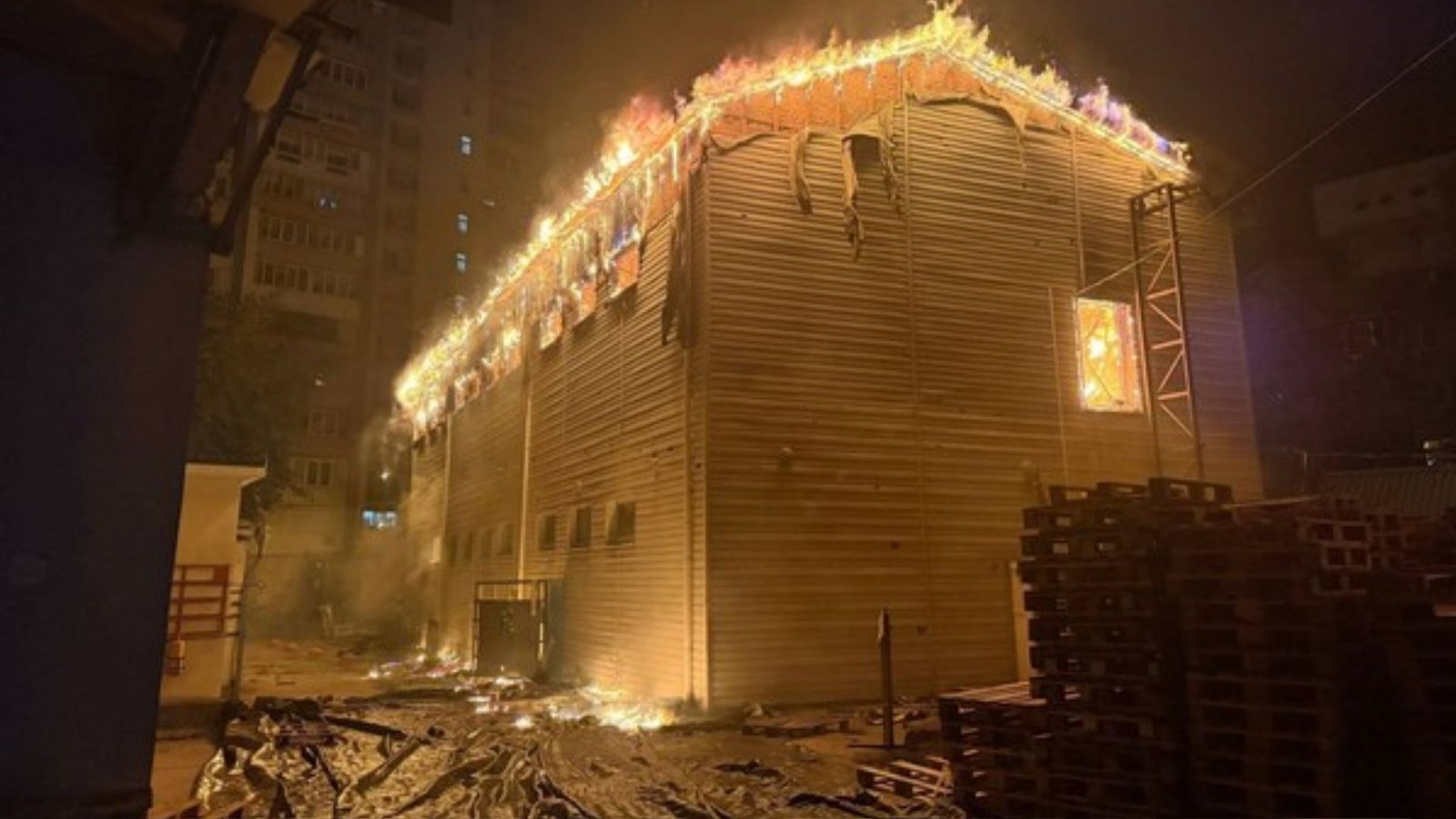 Bombeiro em prédio de Kiev atingido durante ataque russo