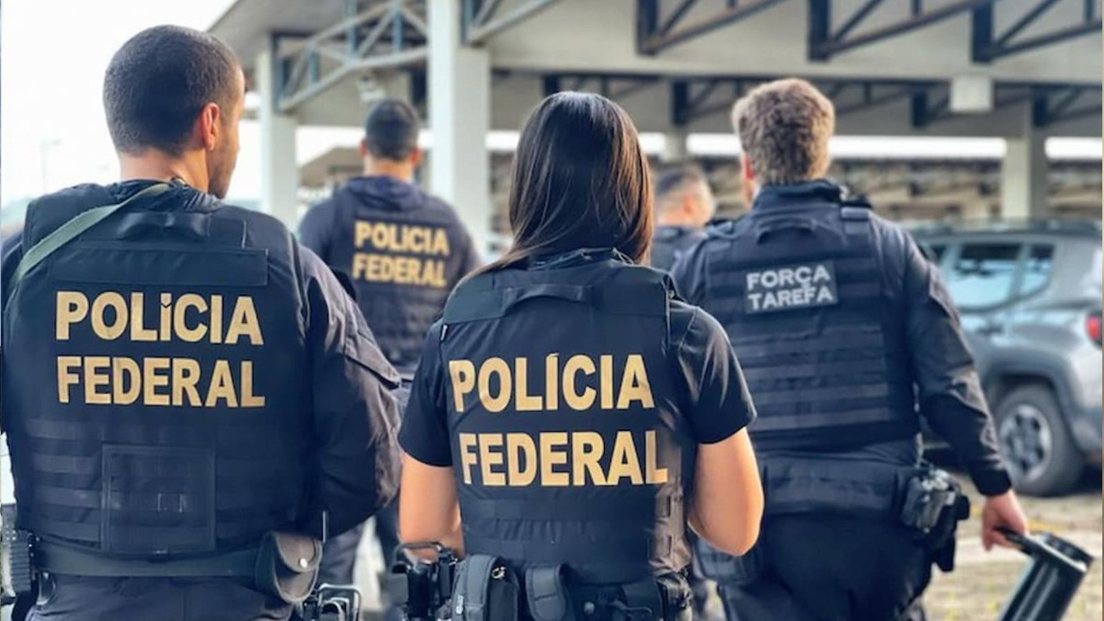 Agentes da Polícia Federal durante operação