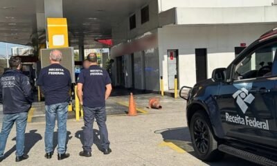 Agente da Receita Federal durante operação contra postos clandestinos em São Paulo