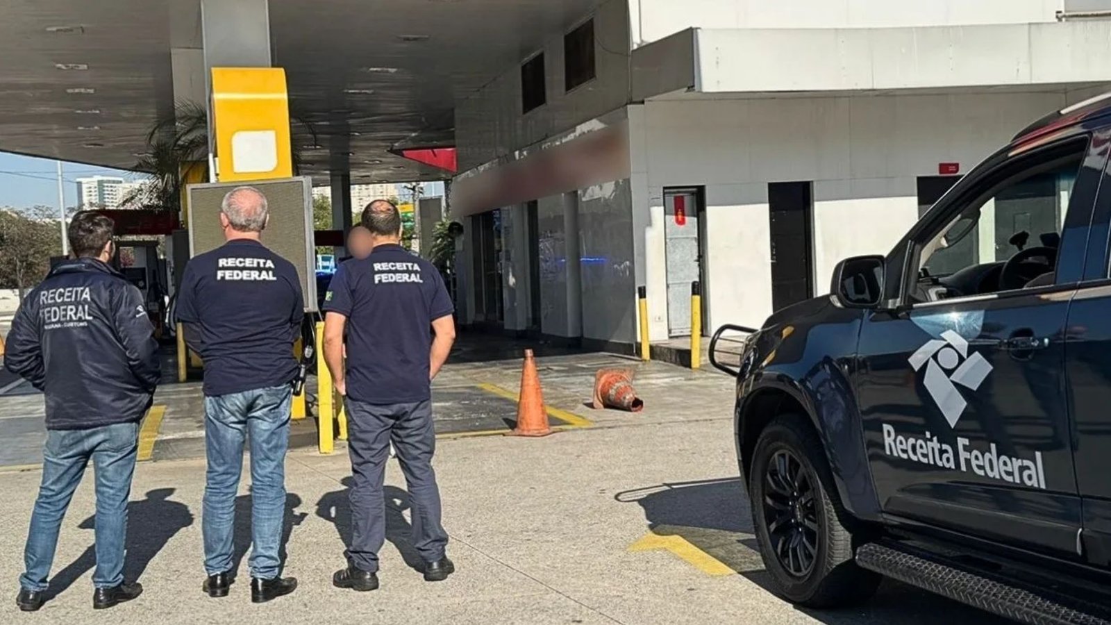 Agente da Receita Federal durante operação contra postos clandestinos em São Paulo